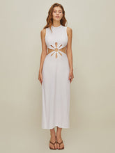 Rückenfreies Kleid mit Stehkragen und Cut-Outs